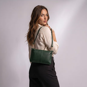 Pochette Suzanne verte portée à l'épaule, vue de dos