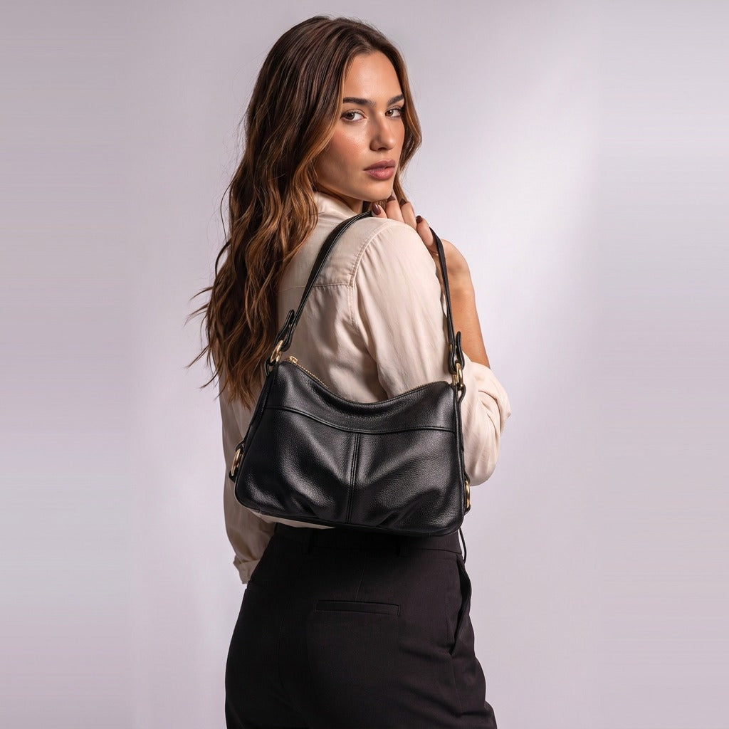 Sac à main en cuir Joséphine noir porté à l'épaule, femme de trois quarts dos