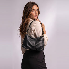 Sac à main en cuir Joséphine noir porté à l'épaule, femme de trois quarts dos