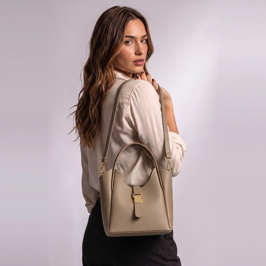 Sac seau Ondine taupe porté à l'épaule avec la bandoulière amovible, vu de dos
