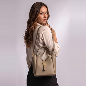 Sac seau Ondine taupe porté à l'épaule avec la bandoulière amovible, vu de dos