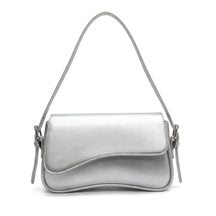 Sac baguette en cuir argent Romy, vue de face sur fond blanc
