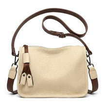 Sac besace en cuir beige Clarisse, vue de face sur fond blanc