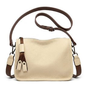 Sac besace en cuir beige Clarisse, vue de face sur fond blanc