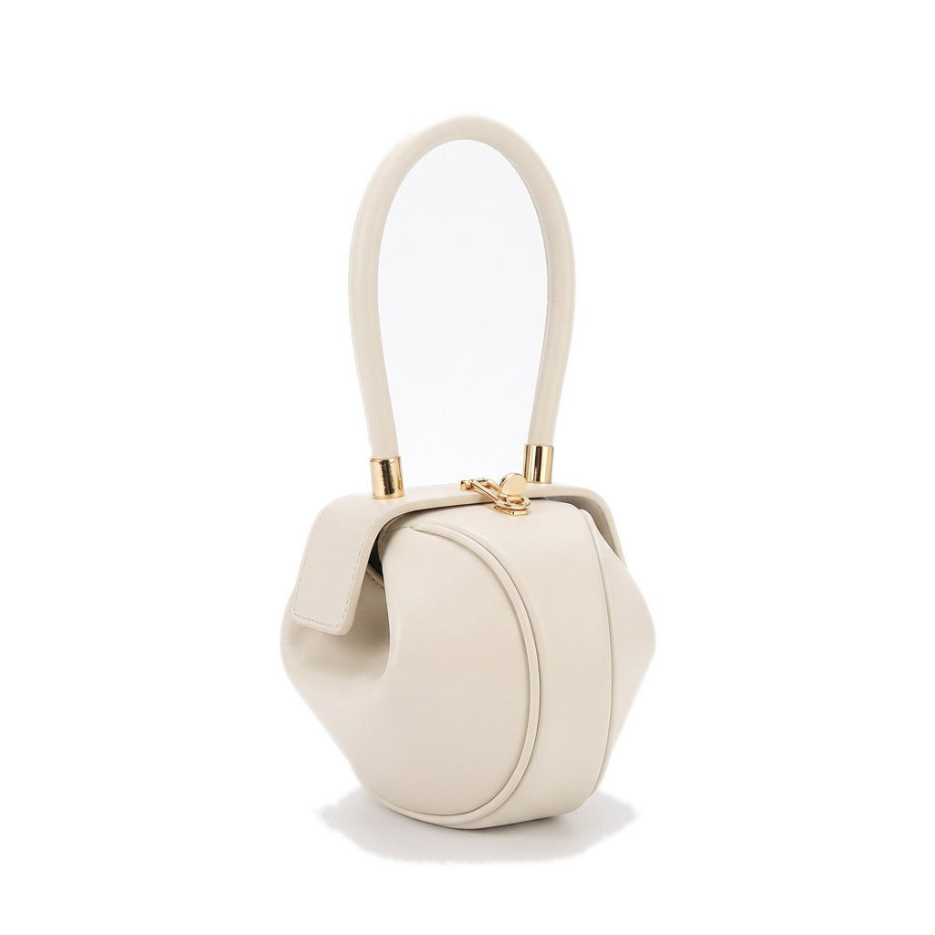 Sac boule en cuir blanc cassé Faustine, vue de face sur fond blanc