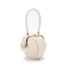 Sac boule en cuir blanc cassé Faustine, vue de face sur fond blanc