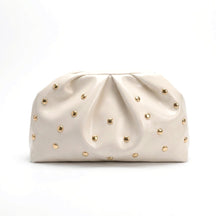 Pochette plissée en cuir blanc cassé Honorine, vue de face sur fond blanc