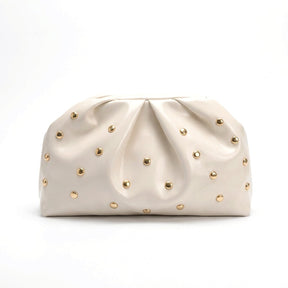 Pochette plissée en cuir blanc cassé Honorine, vue de face sur fond blanc