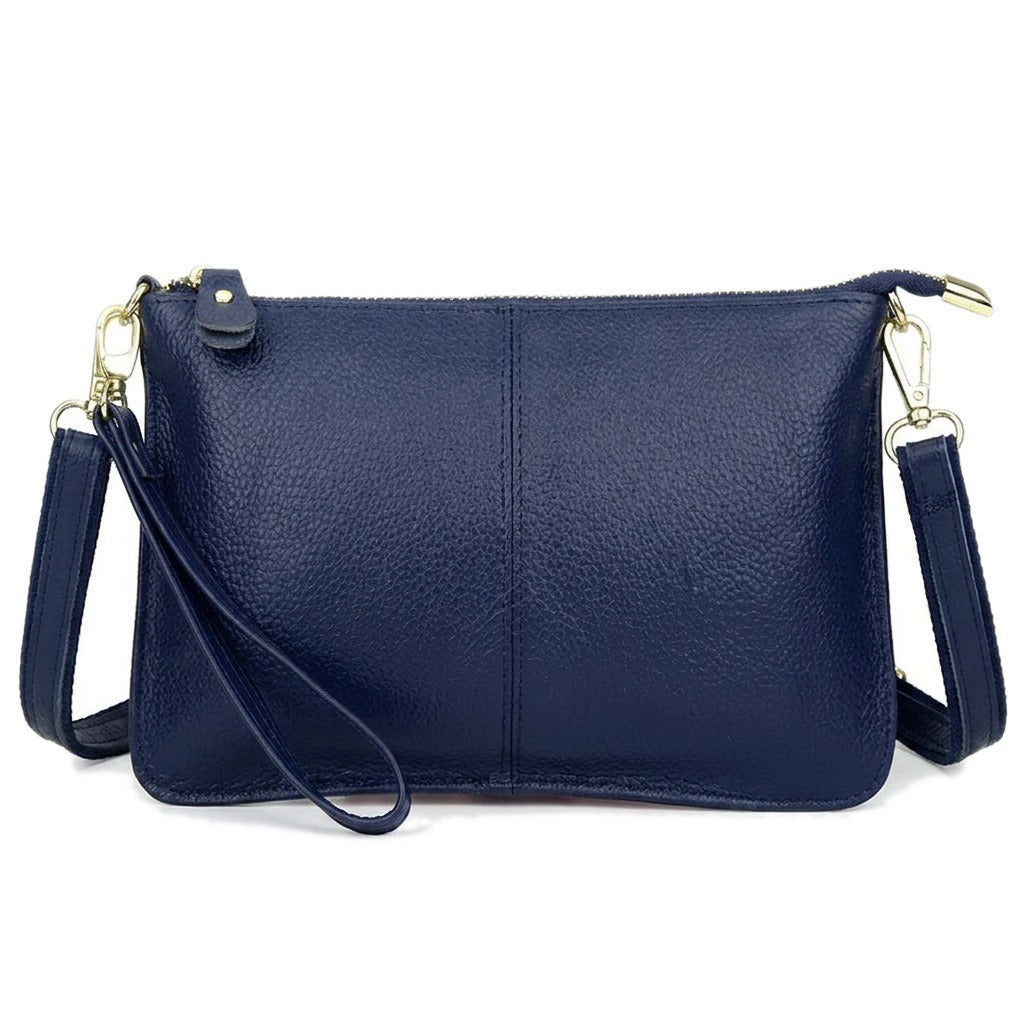 Pochette en cuir grainé bleu marine Suzanne, vue de face sur fond blanc