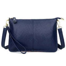 Pochette en cuir grainé bleu marine Suzanne, vue de face sur fond blanc