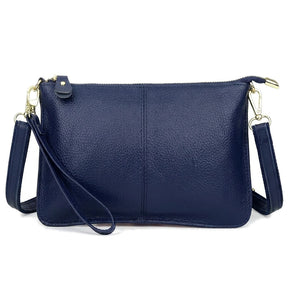 Pochette en cuir grainé bleu marine Suzanne, vue de face sur fond blanc