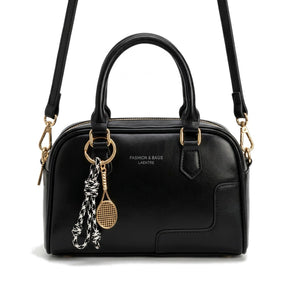 Mini sac bowling en cuir noir Iris, vue de face sur fond blanc