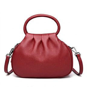 Sac à main plissé en cuir rouge Apolline, vue de face sur fond blanc