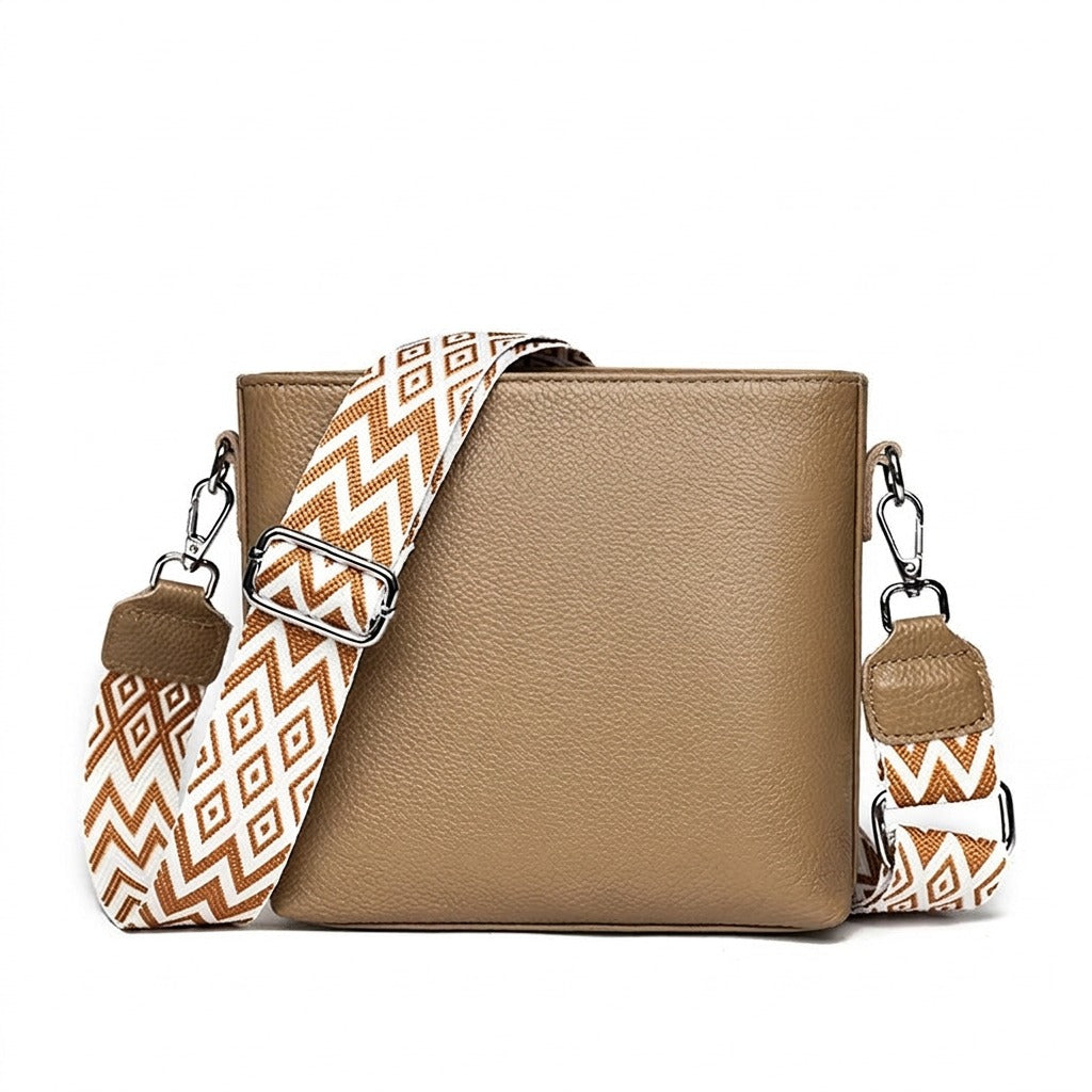 Petit sac bandoulière en cuir taupe Romane avec sangle caramel et blanche, vue de face