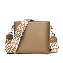 Petit sac bandoulière en cuir taupe Romane avec sangle caramel et blanche, vue de face