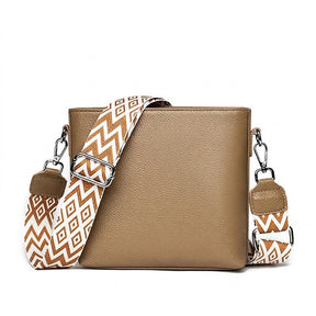 Petit sac bandoulière en cuir taupe Romane avec sangle caramel et blanche, vue de face
