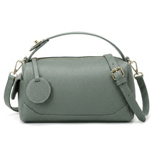Sac bowling en cuir vert sauge Lucille, vue de face sur fond blanc