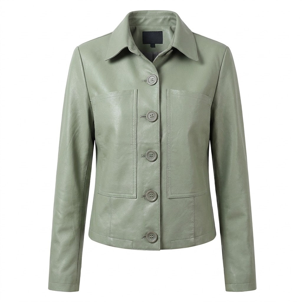 Veste courte en cuir vert sauge Léontine à col chemise, vue de face sur fond blanc