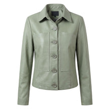 Veste courte en cuir vert sauge Léontine à col chemise, vue de face sur fond blanc