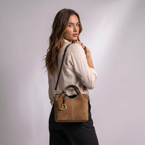 Sac cabas Viviane camel porté à l'épaule, vue de dos