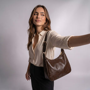 Femme souriante portant le sac hobo Colombe chocolat à l'épaule