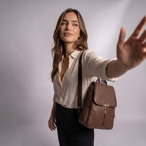 Femme portant le sac à dos Eulalie marron sur l'épaule