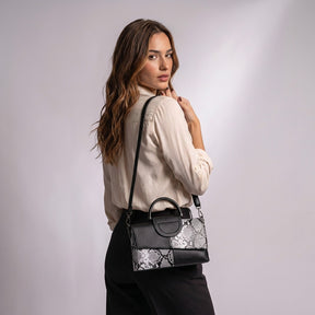 Sac à main Ombeline noir et blanc porté à l'épaule