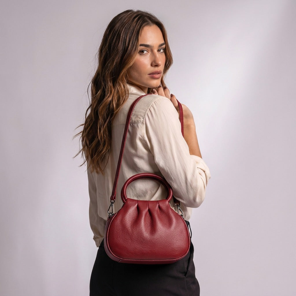 Sac Apolline rouge porté à l'épaule avec sa bandoulière amovible, vue de dos