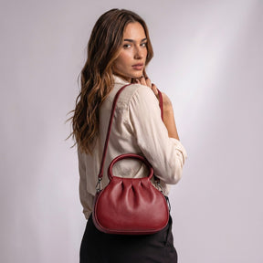 Sac Apolline rouge porté à l'épaule avec sa bandoulière amovible, vue de dos