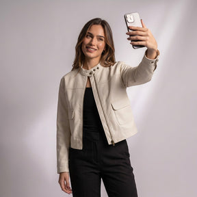 Femme prenant un selfie dans la veste courte en cuir Pauline