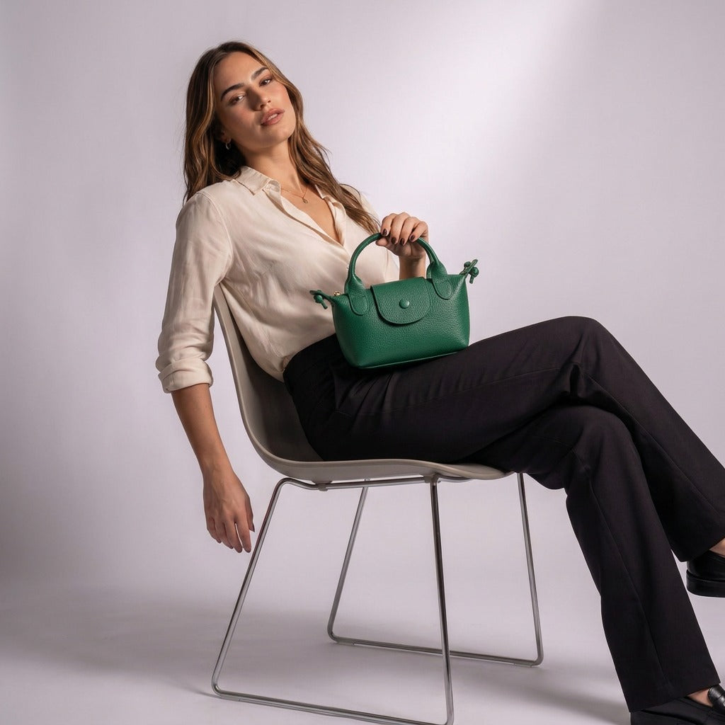 Femme assise avec le petit sac Noémie vert posé sur les genoux