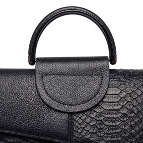 Détail de l'anse ronde, de la patte demi-lune et du cuir effet croco du sac Ombeline noir