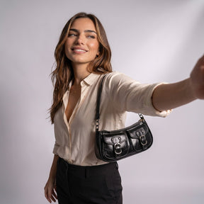 Femme souriante portant le sac Garance noir à l'épaule