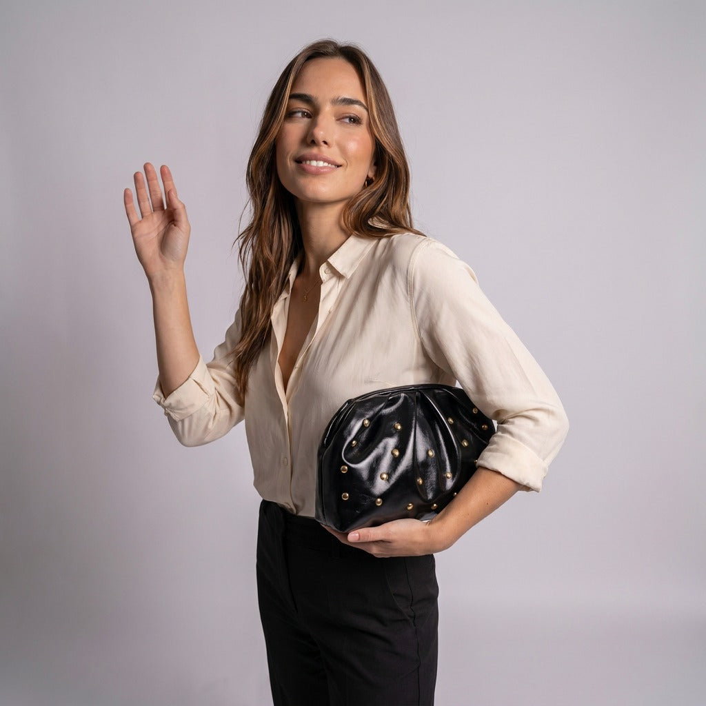 Femme souriante avec la pochette Honorine noire sous le bras