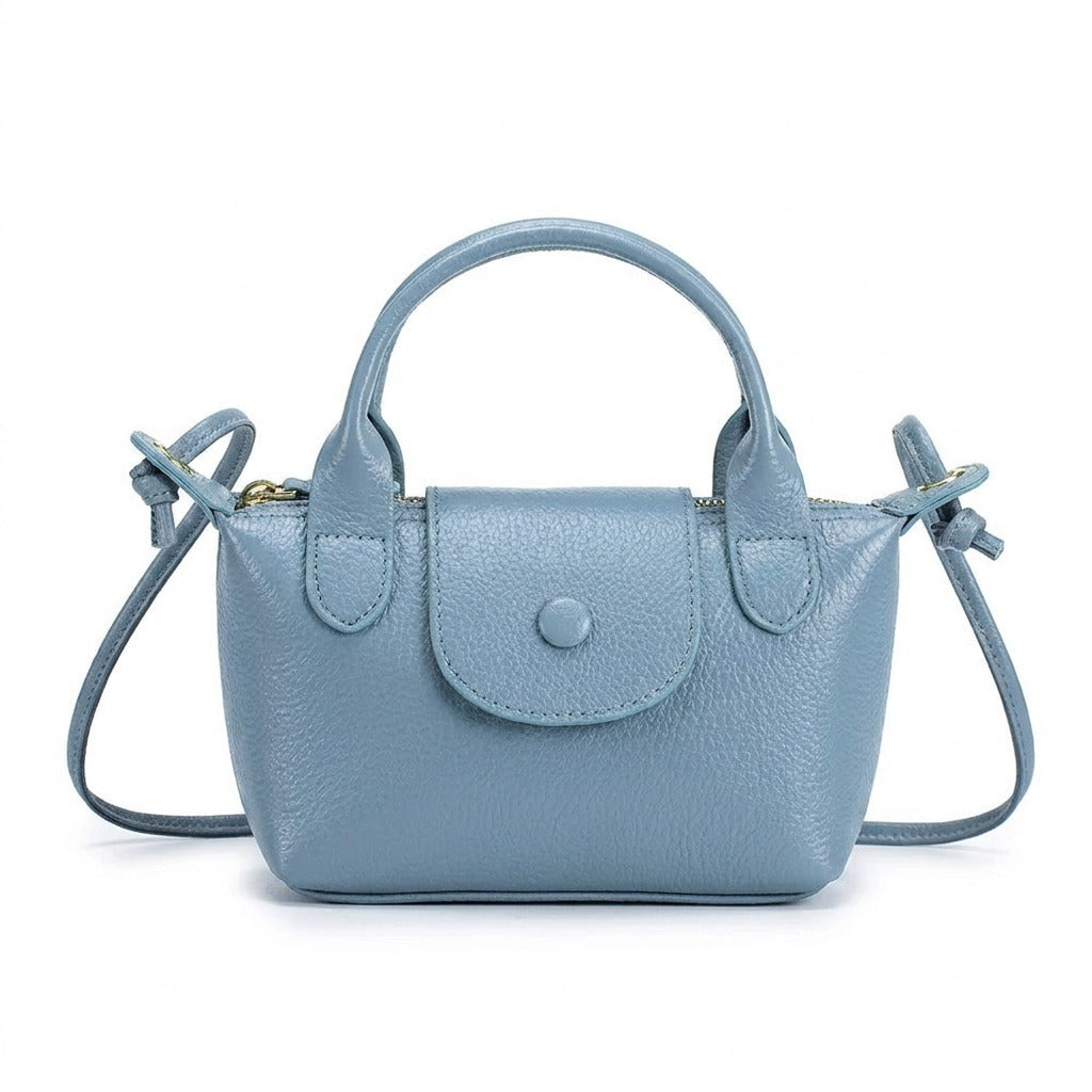 Petit sac à main en cuir bleu ciel Noémie, vue de face sur fond blanc