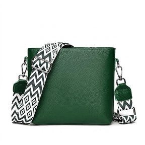 Petit sac bandoulière en cuir vert Romane, vue de face sur fond blanc