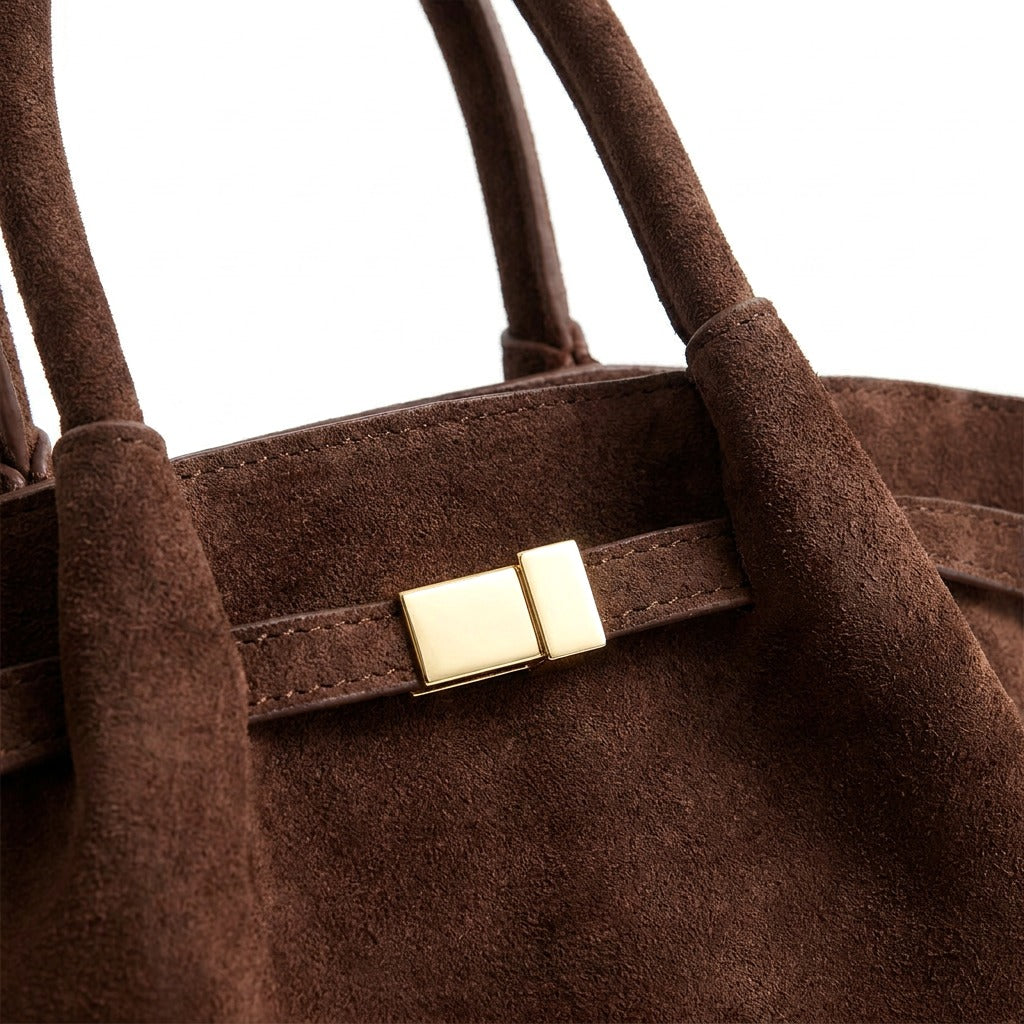 Détail de la ceinture et du fermoir doré du sac Flore chocolat