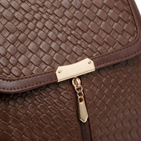 Détail du fermoir doré, de la tirette en goutte et du cuir tressé du sac à dos Eulalie marron