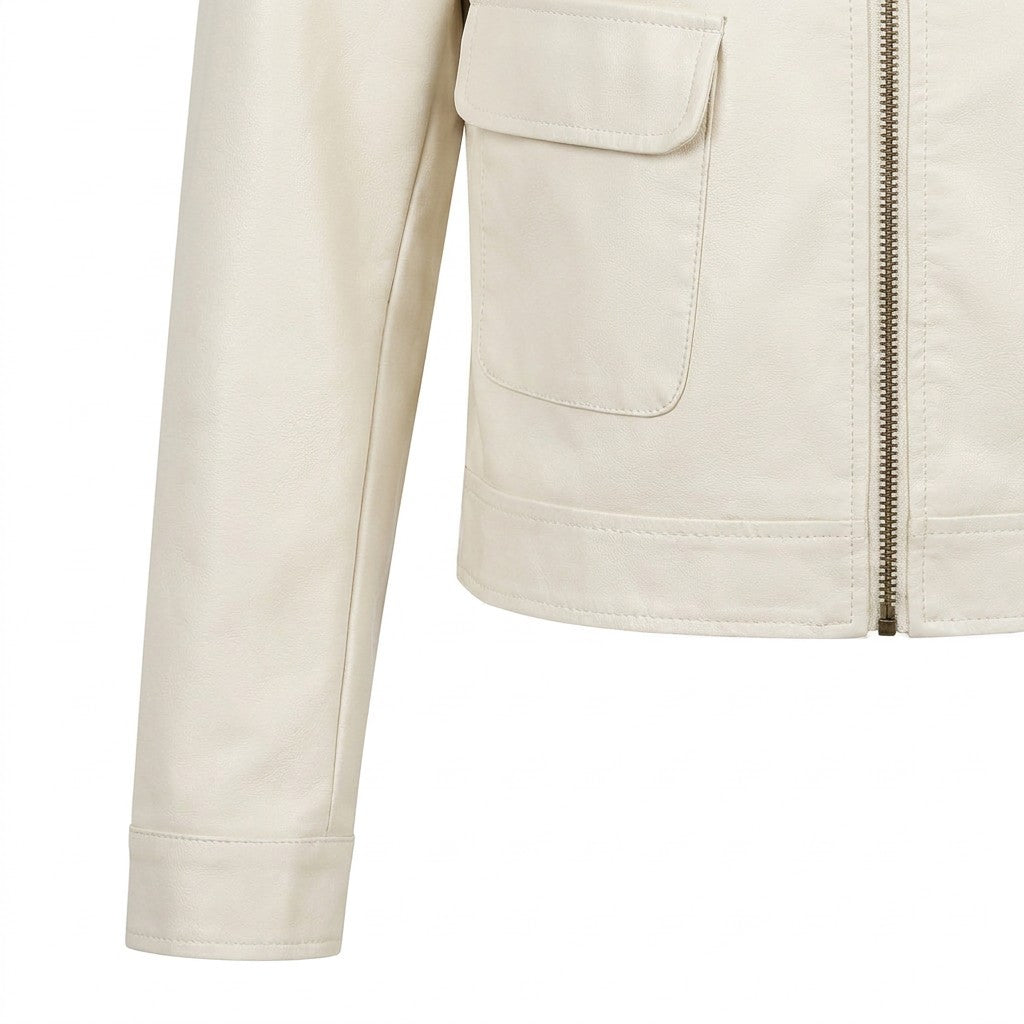 Détail de la poche à rabat et du poignet de la veste Pauline blanc cassé