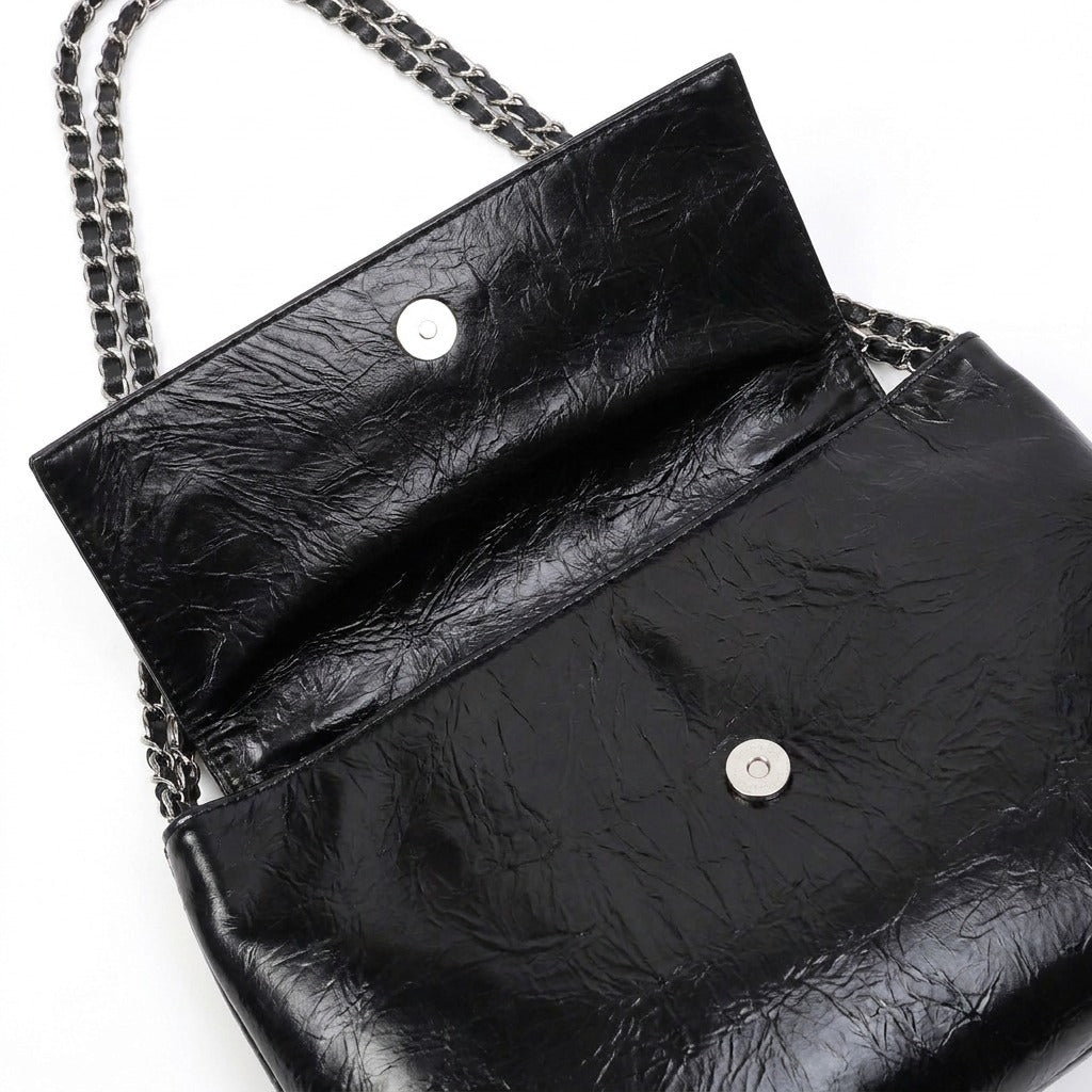 Détail du rabat ouvert du sac Valentine et de son bouton aimanté argenté