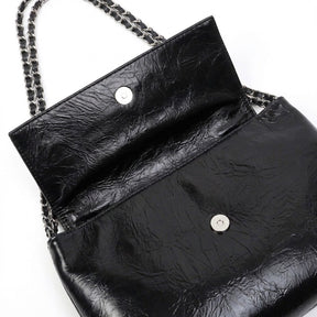 Détail du rabat ouvert du sac Valentine et de son bouton aimanté argenté