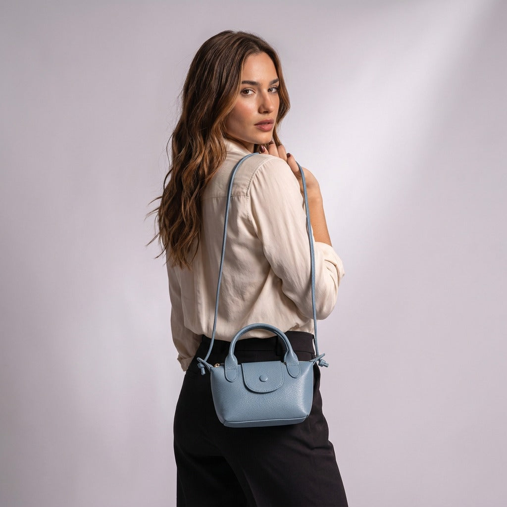 Petit sac Noémie bleu ciel porté à l'épaule, vue de dos