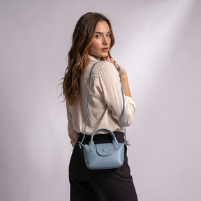Petit sac Noémie bleu ciel porté à l'épaule, vue de dos