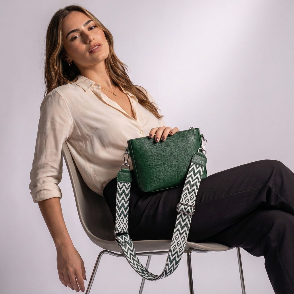 Femme assise avec le petit sac Romane vert sur les genoux