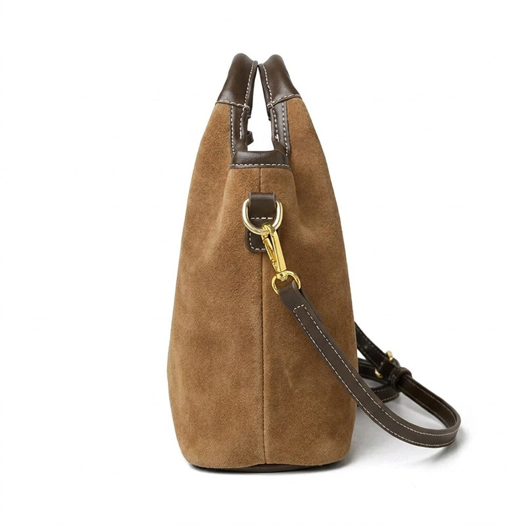 Profil du sac cabas Viviane camel montrant le soufflet et le mousqueton doré