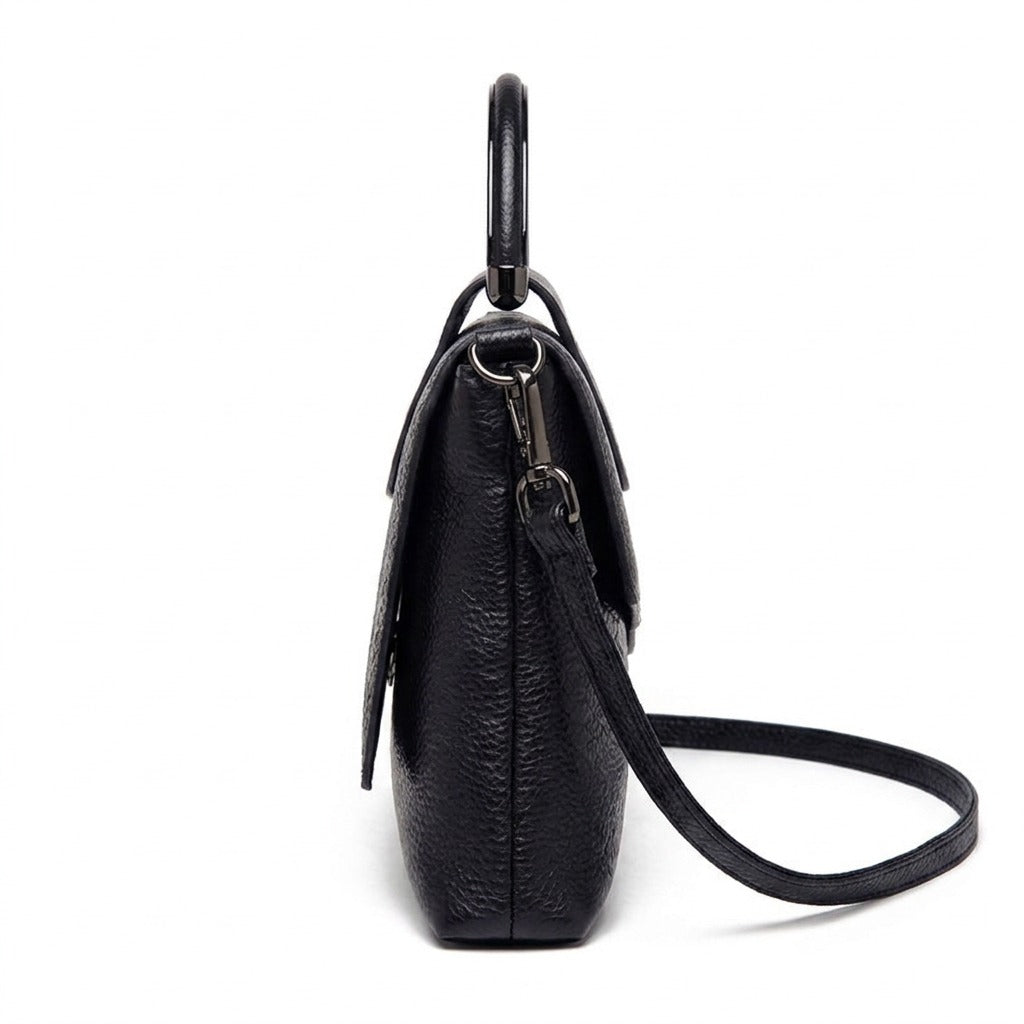 Profil du sac à main Ombeline noir montrant le soufflet et le mousqueton
