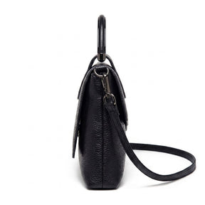 Profil du sac à main Ombeline noir montrant le soufflet et le mousqueton