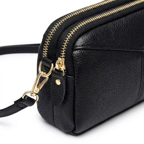 Détail du double zip doré et du mousqueton du sac Mathilde noir