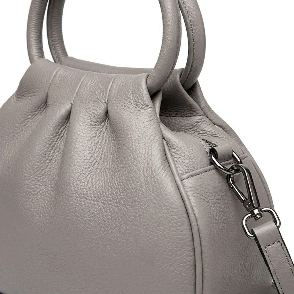 Détail des fronces, des anses rondes et du mousqueton argenté du sac Apolline gris