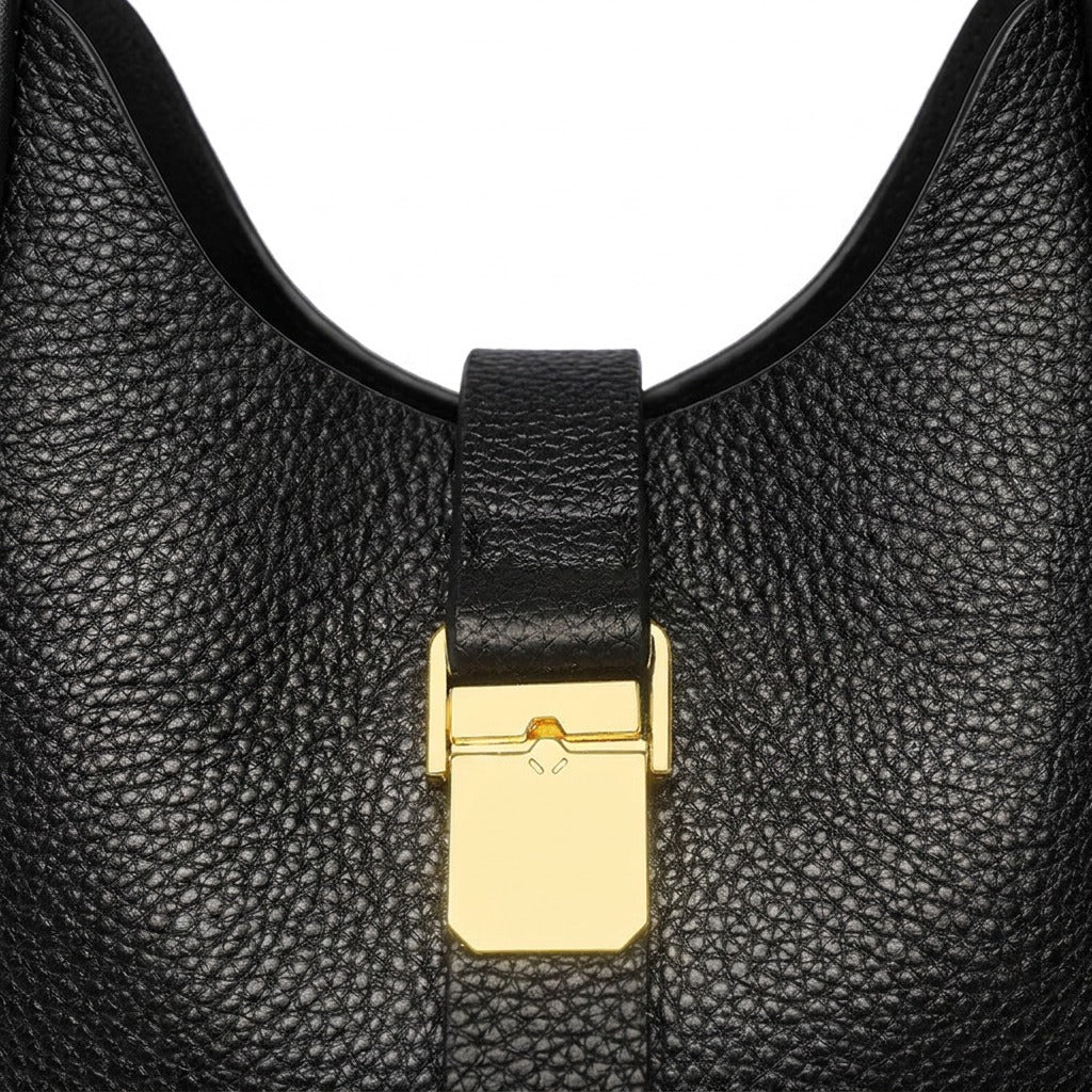 Détail du fermoir doré sur la languette en cuir grainé du sac seau Ondine noir